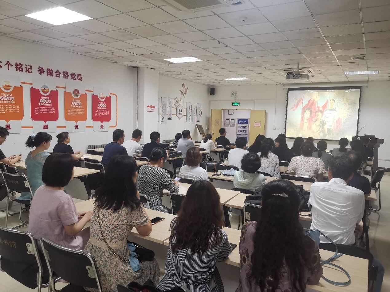 许多人站在室内描述已自动生成 许多人站在室内描述已自动生成