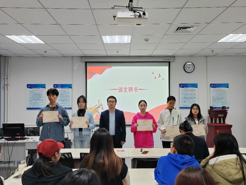 说明: D:\钉钉存储\2024.10.29BB贝博艾弗森官方网站学风联络员聘书颁发大会照片\微信图片_20241029221630.jpg