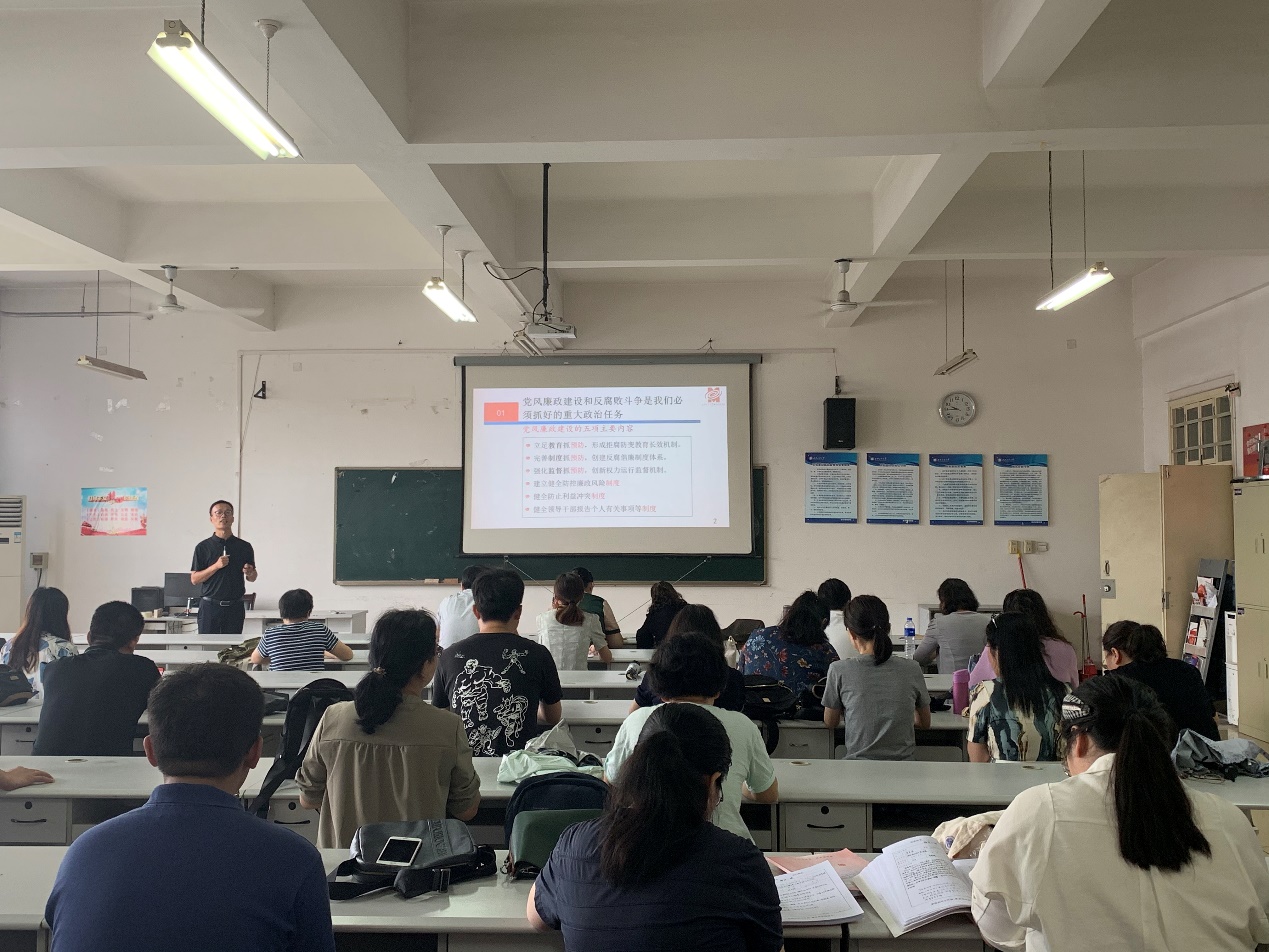 会议室里的人们描述已自动生成 会议室里的人们描述已自动生成